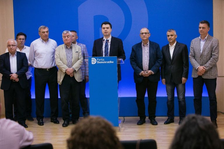 DEBATI I PLOTË/ Të ‘besuarit’ i kërkojnë dorëheqjen, Basha zotohet: I gatshëm për çdo hap që bashkon demokratët! Çfarë ndodhi në mbledhjen maratonë prej 6 orësh