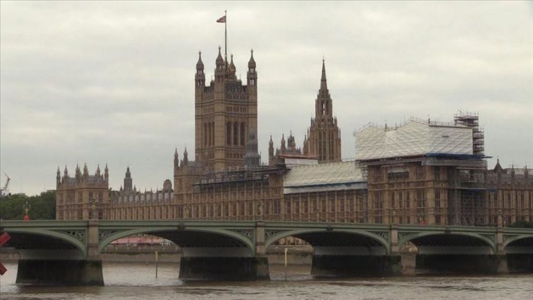 pezullimi i parlamentit në Britani