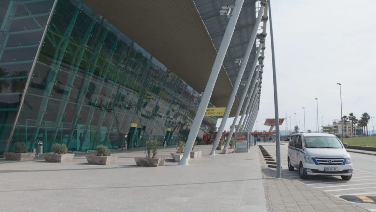 Koronavirusi vë në gjumë aeroportin e Rinasit