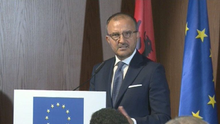 Berisha ‘non grata’ në SHBA, ambasadori i BE nga Korça: Vendim i qeverisë amerikane, e respektojmë plotësisht