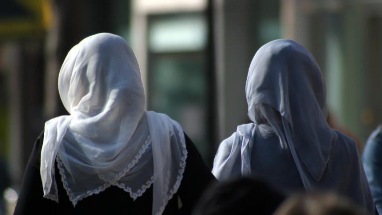 Kosovë, deputetja Duda Balje kërkon të ndryshohet udhëzimi që ndalon bartjen e shamisë në shkolla