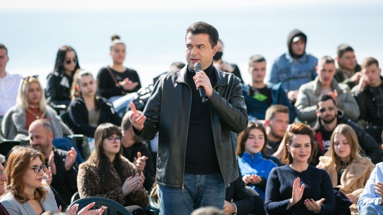 Basha ndan momente nga takimi me të rinjtë në Durrës: PD ofron një model të ri. Pasuritë e qytetit t’i gëzojnë të gjithë durrsakët
