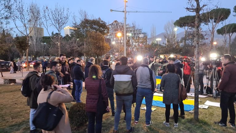“Jo luftë”, protestë pranë ambasadës ruse në Tiranë pas sulmit mbi Ukrainë (Foto)