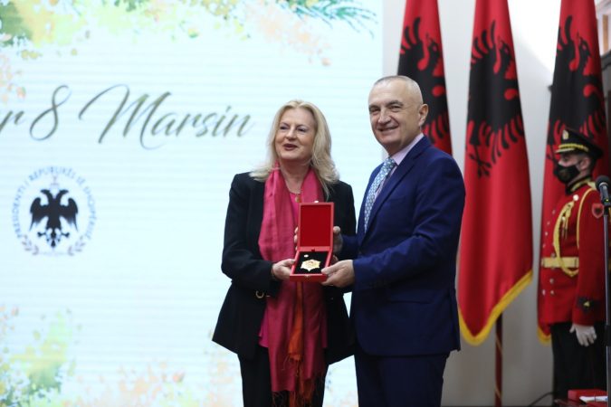 Presidenti Meta dekoron me titullin “Kalorës i Urdhrit të Skënderbeut” politikanen nga Kosova: Të angazhohemi për fuqizimin e mëtejshëm të rolit të vajzave dhe grave në shoqëri