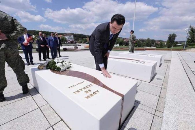 “Epopeja e UÇK-së, shënon ditët e krenarisë kombëtare”/ Basha: Sakrifica sublime e familjes Jashari për Kosovën, akt themeltar i lirisë dhe kombit shqiptar!