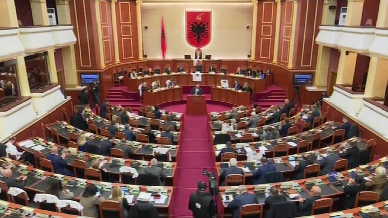 Kuvendi rrëzon rezolutën për gjenocidin serb, Berisha filmon deputetët