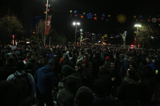 Arrestimi i qytetarëve në protestë, dy deputetët e PD kërkojnë informacione në komisariat, Sula: Manifestimi për mirëqenien. Agalliu: Ja ç’na thanë policët