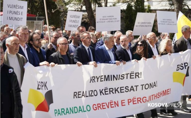 Punëtorët e shtetit në Kosovë protestojnë për pagat