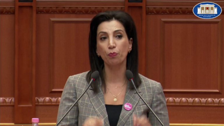 Ministrja Kushi: Libra falas për nxënësit nga klasa e 1 në të 3