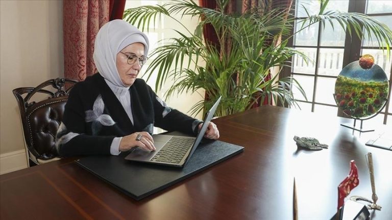 Zonja e Parë e Türkiye-s, Emine Erdoğan, votoi për fotografitë më të mira të AA-së