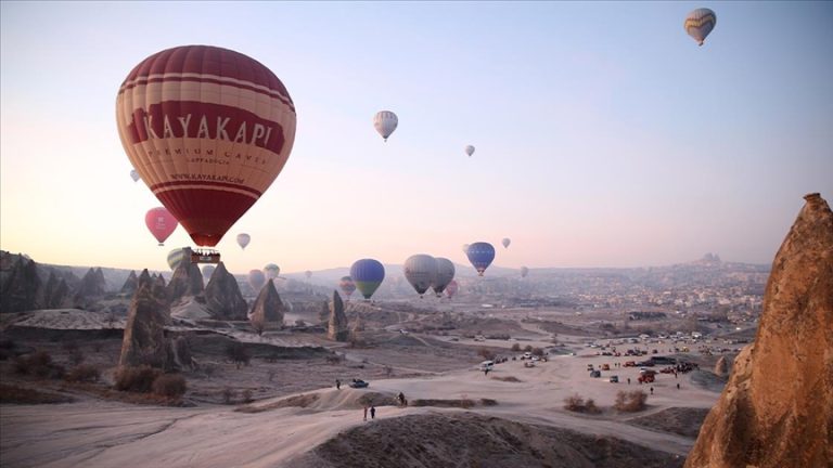 Turistë të shumtë shijuan fluturimin me balona në Kapadokya në ditën e parë të vitit 2023