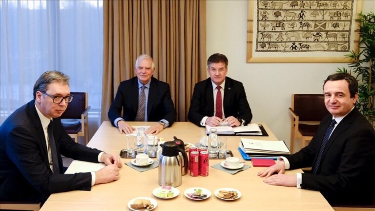 Borrell në takim trepalësh me kryeministrin Kurti dhe presidentin Vuçiq në Bruksel