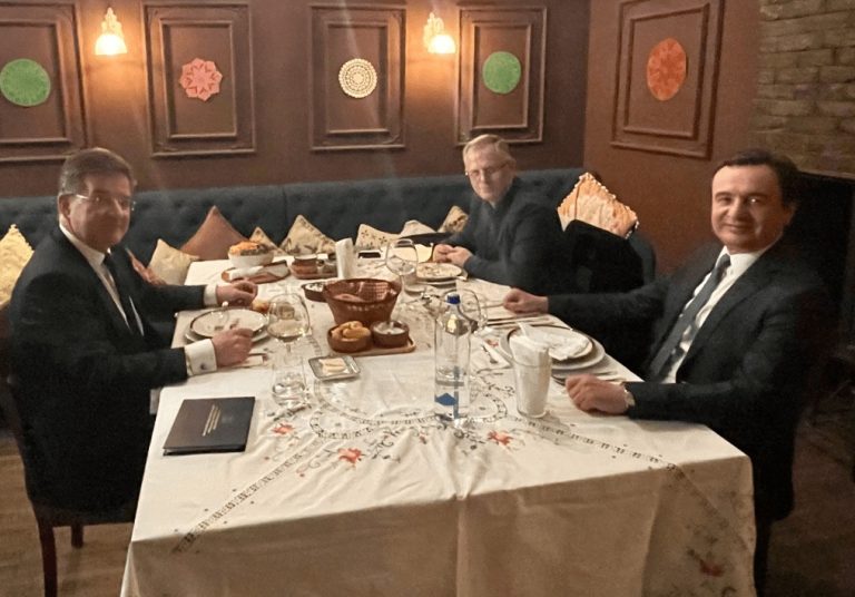 Presion për të pranuar asociacionin? Lajçak zbarkon në Prishtinë