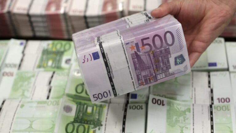 Euro u afrohet sërish vlerave minimale historike