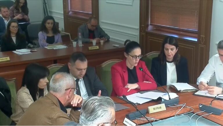 Komisioni i Ligjeve miraton projektligjin për rritjen e pagave, përfitojnë 130 330 punonjës të administratës