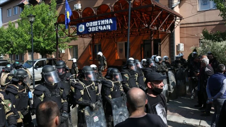Kosovë, situatë e tensionuar para Komunës së Zveçanit