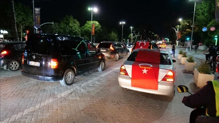 Shqipëri, festime për fitoren e presidentit Erdoğan në zgjedhje