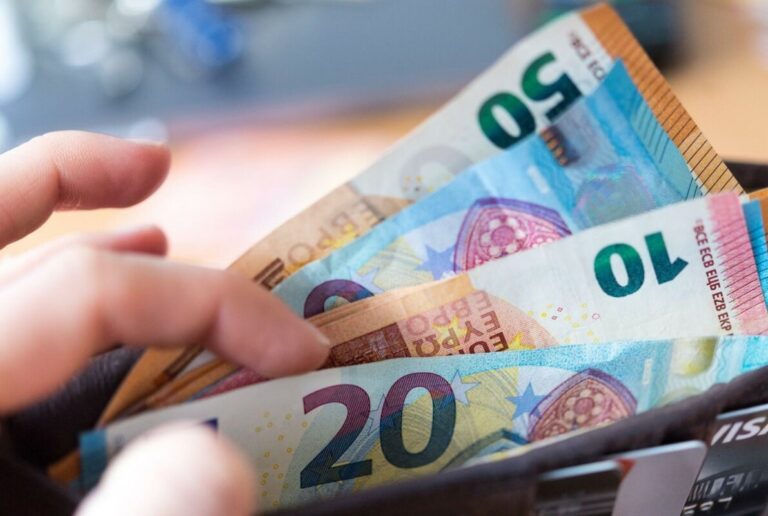 Këmbimi valutor: Euro në nivele të ulëta, me sa shiten e blihen monedhat e tjera