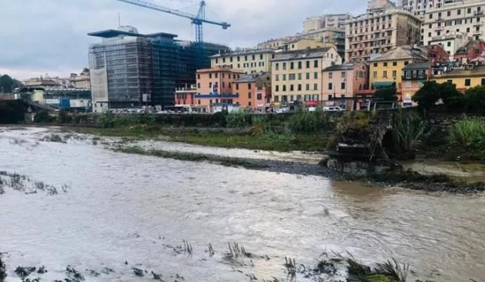 Italia nuk gjen qetësi, veriu përmbytet nga shiu, jugu vijon të digjet