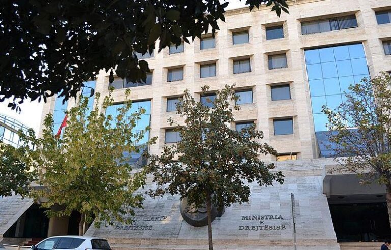 Përvetësuan 33 milionë lekë nga pensionet, kallëzohen 7 zyrtarët shtetërorë