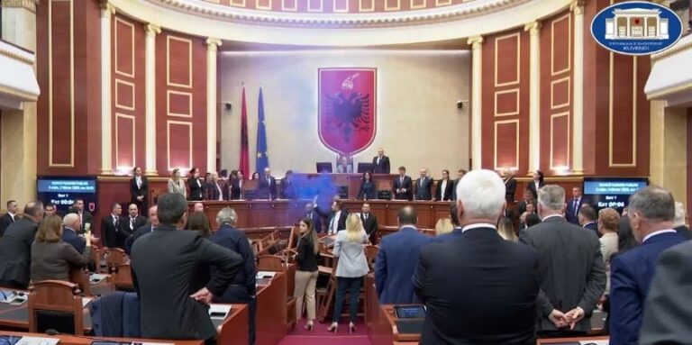 Mbyllet seanca mes tymit e karrigeve të përmbysura, mazhoranca miraton projektligjet