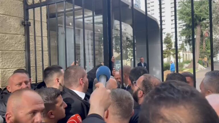 Përplasje mes gardës dhe deputetëve të PD, Noka hyn nga kangjellat në Kryesi