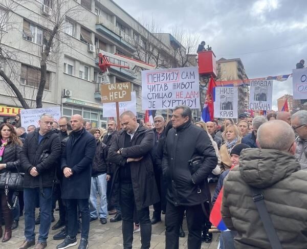 Serbët në Mitrovicë të Veriut protestojnë…