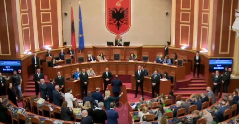 Zhvillohet për 8 minuta seanca plenare, çfarë u votua sot në Parlament