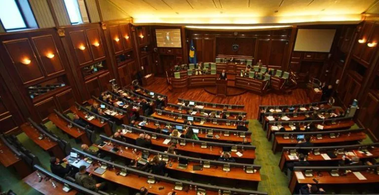 Kosova me kod të ri sjellje për deputetët, kush ofendon i mbahet 50% e pagës