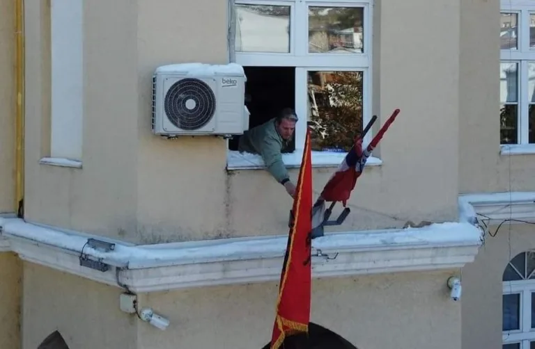 Ngriti flamurin shqiptar në 28 Nëntor, gjobitet kreu i Komunës së Preshevës