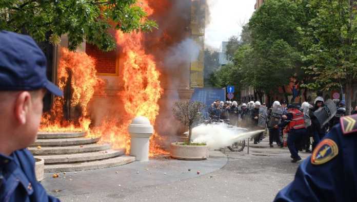 Protestë te Bashkia Tiranë, qëllohet godina me molotov. Shoqërohen 2 persona