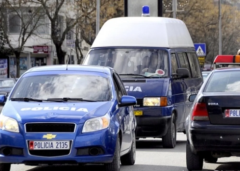 Efektivi i “Shqiponjave” humb kontrollin e mjetit të policisë dhe përfundon në Lanë