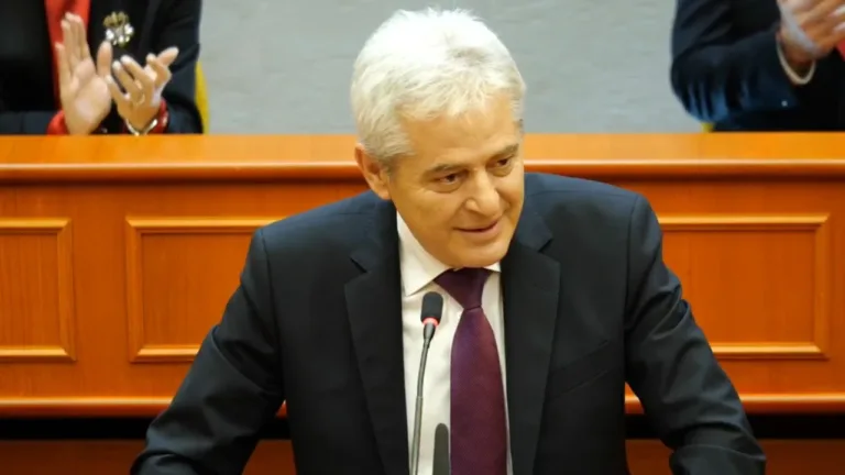 Ali Ahmeti nderohet me titullin “Qytetar Nderi”, Rama: Falë tij shqiptarët në Maqedoni po përjetojnë ditët më të mira