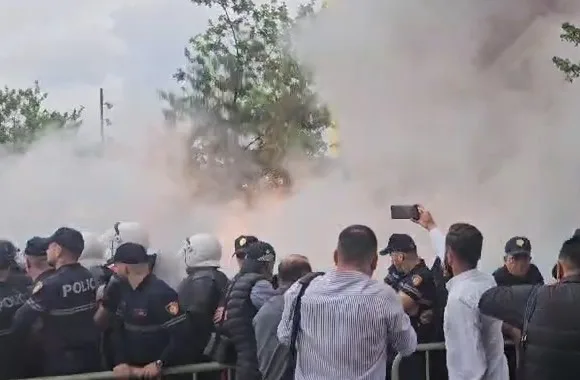 Nis me tensione protesta e opozitës te bashkia, hidhen molotovë